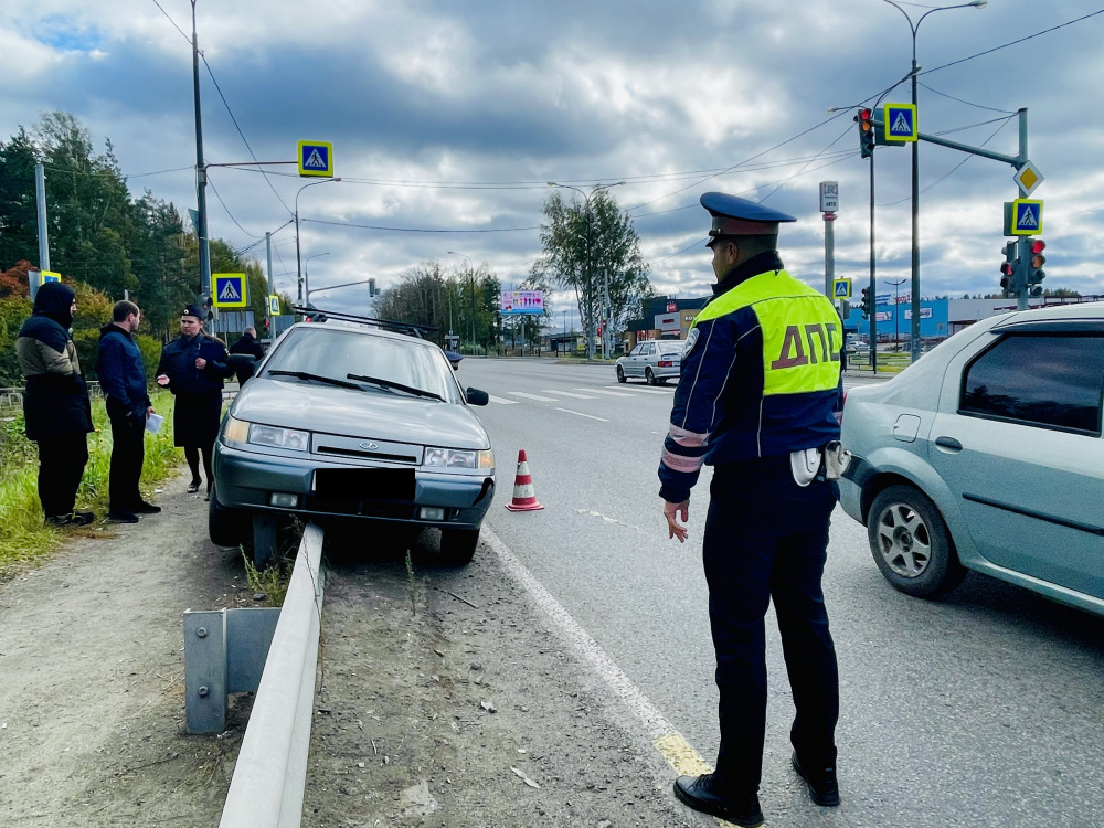 В Нижнем Тагиле на Свердловском шоссе автомобиль наехал на 17-летнюю девушку | На Урале на пешеходном переходе сбили девушку: у пострадавшей перелом плеча 
