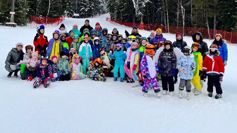 В Нижнем Тагиле прошла новогодняя лыжная тренировка для юных спортсменов | Единороги и драконы прокатились на горных лыжах в Нижнем Тагиле