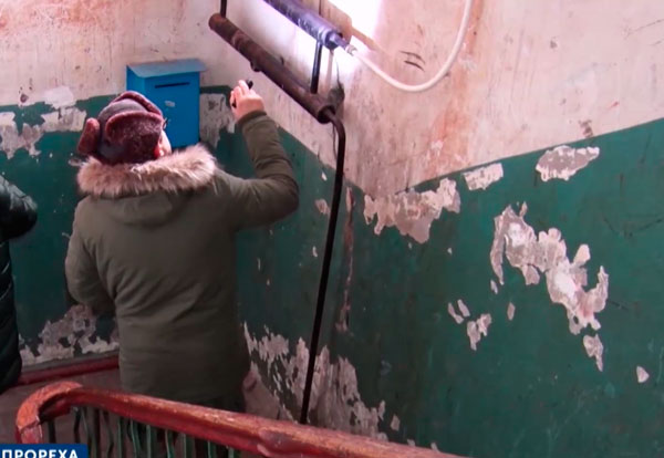 У двухэтажного дома в Нижнем Тагиле лопнула несущая стена У двухэтажного дома в Нижнем Тагиле лопнула несущая стена