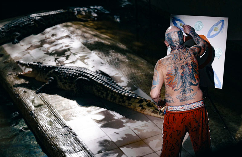 79-летний художник создал картину среди 30 крокодилов | Владимир Спартак рисовал среди крокодилов в Екатеринбурге