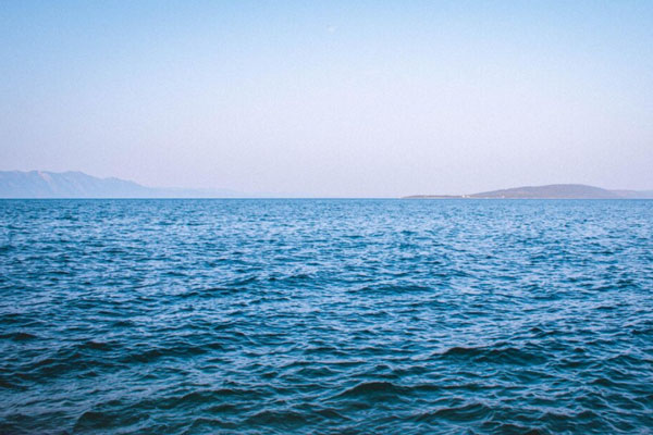 Вода дороже золота: как моряки выживали посреди океана, когда бочки с пресной водой зацветали