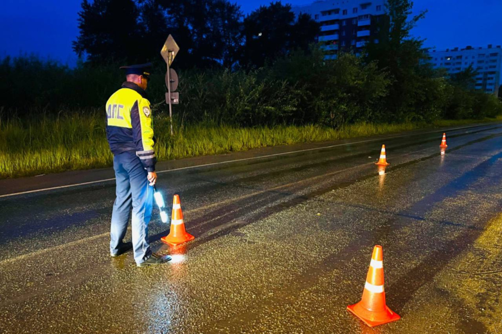 Бросил умирать на дороге: в Нижнем Тагиле водитель сбил пешехода и скрылся с места ДТП | На Урале молодой водитель Mercedes сбил пешехода и оставил его в тяжелом состоянии на дороге