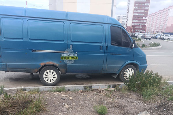 Припаркованная в одном из дворов Нижнего Тагила Газель вызывает беспокойство жителей из-за утечки топлива