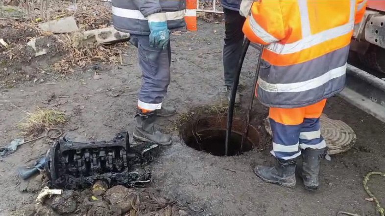 Полиция Нижнего Тагила расследует порчу канализации: в колодце нашли двигатель автомобиля | Полиция Нижнего Тагила расследует порчу канализации двигателем авто