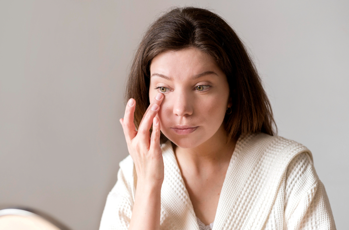 Как убрать мешки под глазами — косметологи назвали способы, которые реально помогают 