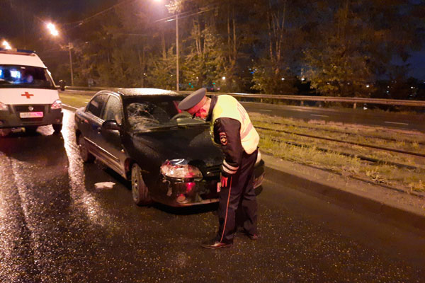 Сотрудники ГИБДД устанавливают причины и обстоятельства ДТП, в результате которого погиб пешеход Сотрудники ГИБДД устанавливают причины и обстоятельства ДТП, в результате которого погиб пешеход