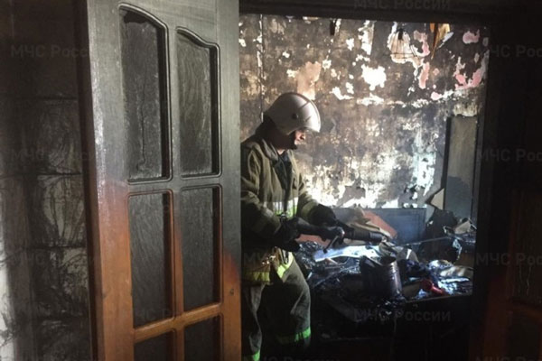 В День Победы в Нижнем Тагиле в шестиэтажке загорелась квартира. Огнеборцы спасли человека | В Свердловской области 9 мая пожарные из огня спасли человека