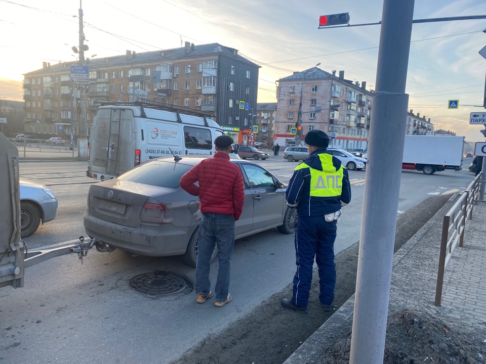 "Думала, что машина остановится". В Нижнем Тагиле мужчина сбил 13-летнюю девочку-пешехода, которая шла к трамваю "Думала, что машина остановится". В Нижнем Тагиле мужчина сбил 13-летнюю девочку-пешехода, которая шла к трамваю