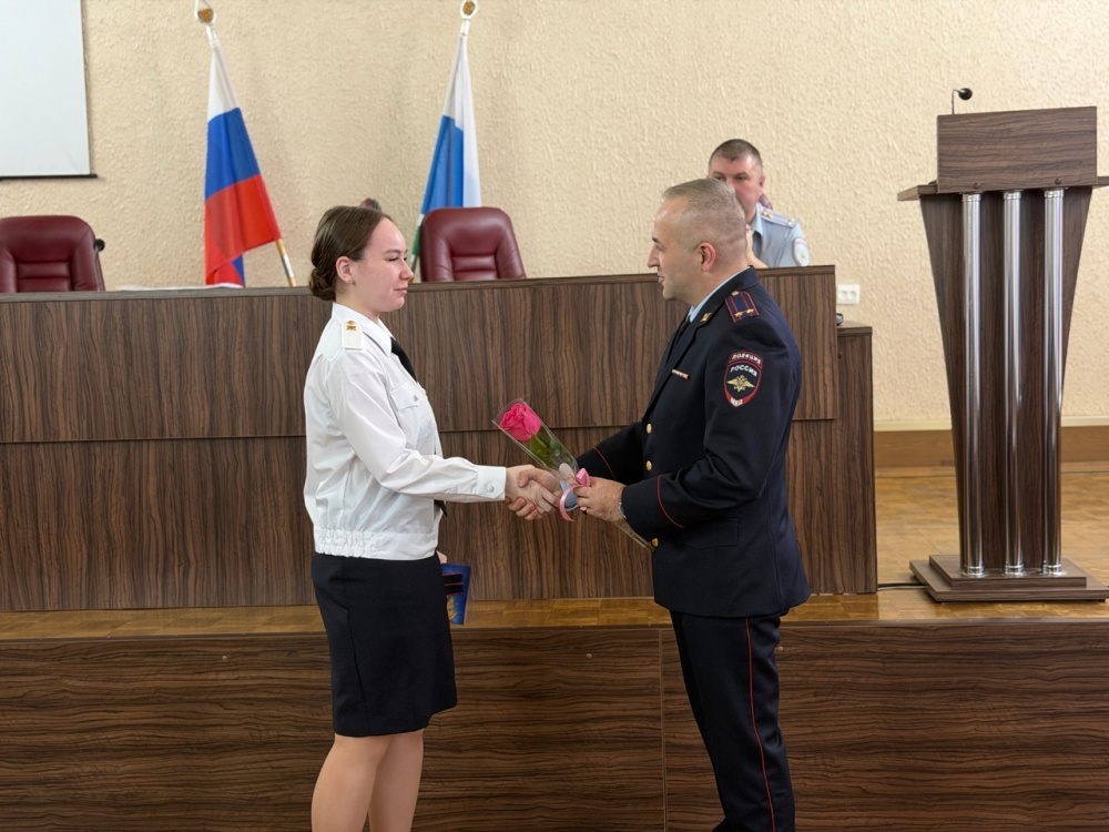 Офицеры полиции Нижнего Тагила приняли присягу: как отметили вручение офицерских званий | Первые погоны в Нижнем Тагиле: как отметили вручение офицерских званий