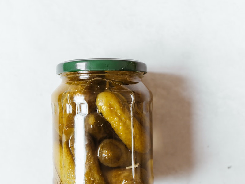 Массовое отравление ботулизмом в Москве: 6 человек госпитализированы после употребления домашних солений | 6 случаев ботулизма в Москве: жители Коммунарки отравились домашними солениями