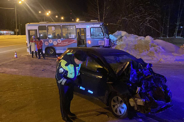 В Нижнем Тагиле по вине водителя автобуса в ДТП пострадали 2 человека В Нижнем Тагиле по вине водителя автобуса в ДТП пострадали 2 человека