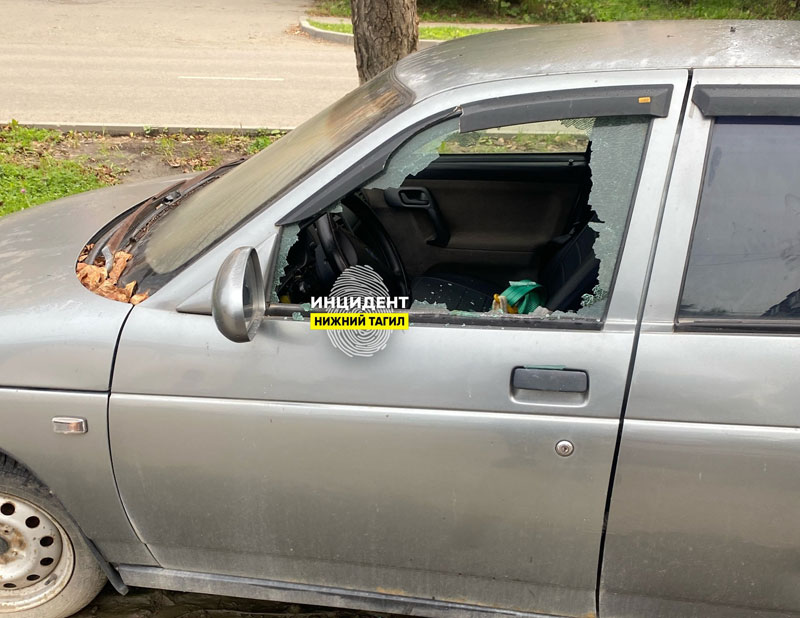 Нижний Тагил, Вагонка: неизвестные разбили окно припаркованного «ВАЗ-2112» | Вандалы разгромили «ВАЗ» на Вагонке в Нижнем Тагиле
