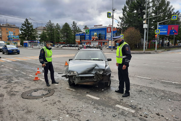 В Нижем Тагиле сотрудники ГИБДД устанавливают обстоятельства ДТП, в результате которого пострадали два человека В Нижем Тагиле сотрудники ГИБДД устанавливают обстоятельства ДТП, в результате которого пострадали два человека