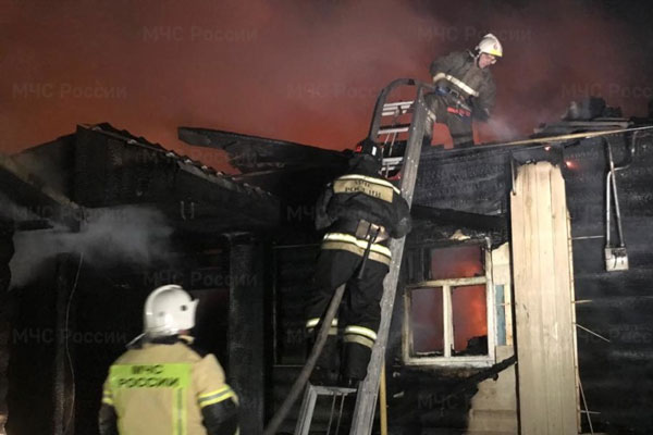 Накануне вечером в Нижнем Тагиле сгорел частный жилой дом на две семьи Накануне вечером в Нижнем Тагиле сгорел частный жилой дом на две семьи
