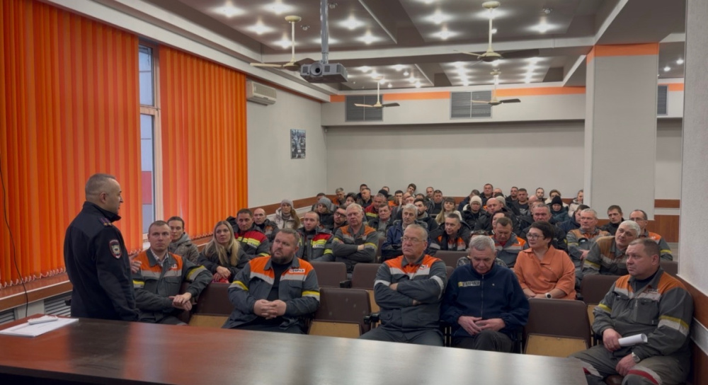Полицейские Нижнего Тагила предупредили сотрудников ЕВРАЗ НТМК о рисках кибермошенничества | Полицейские Нижнего Тагила рассказали сотрудникам ЕВРАЗ НТМК о схемах телефонных мошенников