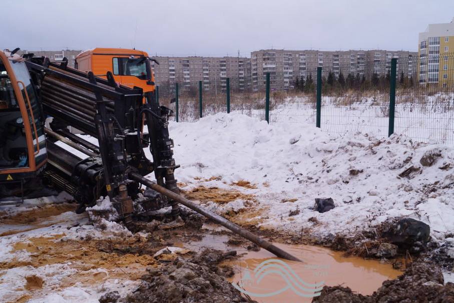 В Нижнем Тагиле задействовали дополнительную технику для устранения аварии на канализационном коллекторе | На Урале устраняют крупный засор на сети канализации