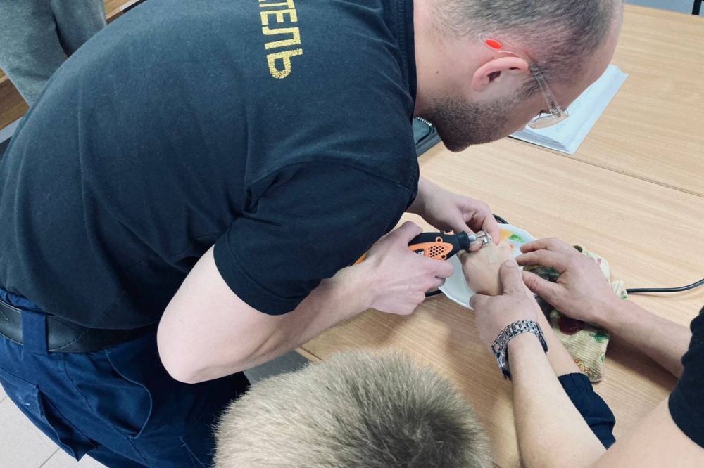 Спасатели из Нижнего Тагила поделились историей из своих рабочих будней | На Урале спасатели помогли снять кольцо с уже опухшего пальца