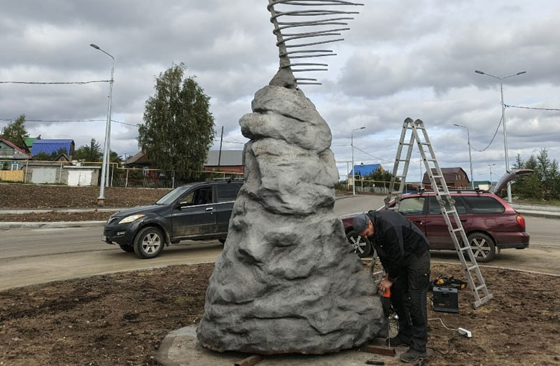 Шестиметровый арт-объект на въезде в Качканар вызвал бурю обсуждений | На въезде в Качканар установили шестиметровую скульптуру ветра