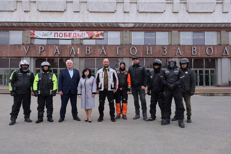 Полпред Жога посетил тагильский Уралвагонзавод вместе с участниками мотопробега | Артем Жога и участники мотопробега посетили Уралвагонзавод в Нижнем Тагиле Полпред Жога посетил тагильский Уралвагонзавод вместе с участниками мотопробега | Артем Жога и участники мотопробега посетили Уралвагонзавод в Нижнем Тагиле