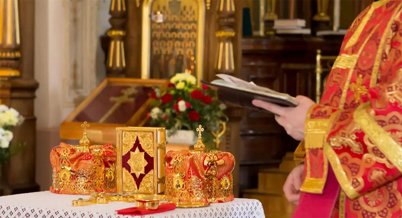 Может ли освященная вода испортиться: слова настоятеля храма | Святая вода портится: священник о причинах и мифах