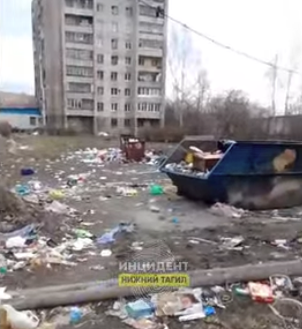 Жители многоэтажек на Металлургов превратили свой двор в помойку | Двор в Нижнем Тагиле превратился в огромную помойку Жители многоэтажек на Металлургов превратили свой двор в помойку | Двор в Нижнем Тагиле превратился в огромную помойку