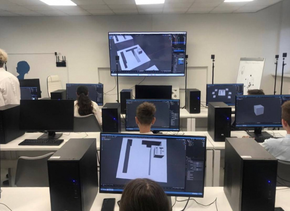 В Нижнем Тагиле в рамках выездного заседания посетили Центр цифрового образования | На Урале оценили новый Центр цифрового образования детей