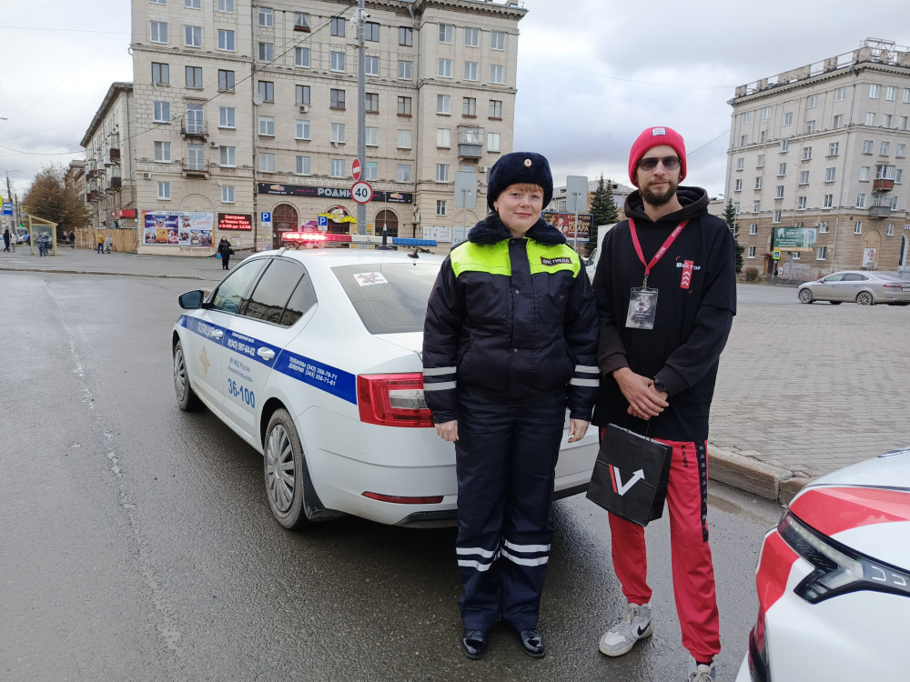 В Нижнем Тагиле водителей поздравили с наступающим Днем автомобилистов | На Урале автомобилистам вручили подарки в честь праздника