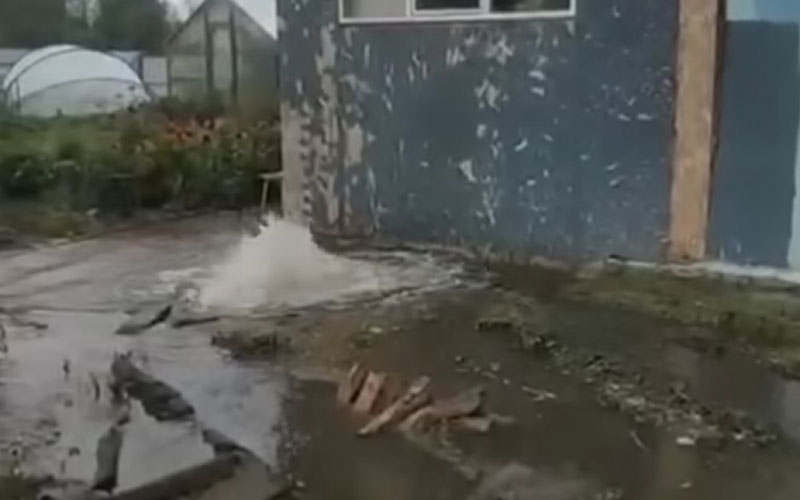 Полгорода без воды: в Нижнем Тагиле бурение скважины обернулось коммунальной катастрофой | В Нижнем Тагиле при бурении скважины поврежден магистральный водовод Полгорода без воды: в Нижнем Тагиле бурение скважины обернулось коммунальной катастрофой | В Нижнем Тагиле при бурении скважины поврежден магистральный водовод