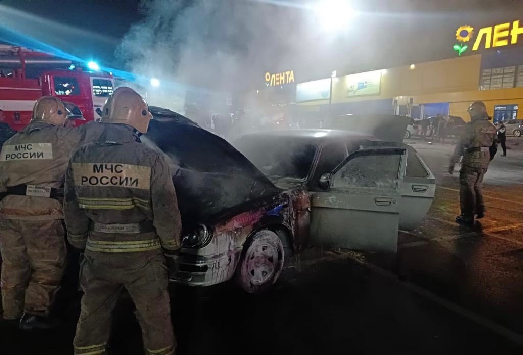 У ТРЦ "ДЕПО" в Нижнем Тагиле загорелась "Волга" У ТРЦ "ДЕПО" в Нижнем Тагиле загорелась "Волга"
