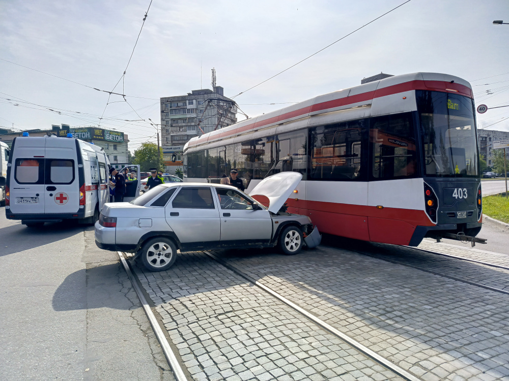В ДТП в Нижнем Тагиле автомобиль столкнулся с трамваем | В ДТП на Урале водитель авто столкнулся с трамваем