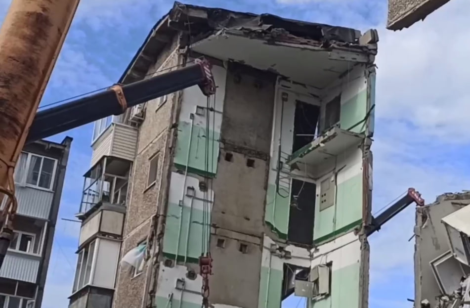 Спасатели продолжают поиски трех человек под завалами рухнувшего дома в Нижнем Тагиле | В Нижнем Тагиле под завалами рухнувшего дома находится ребенок Спасатели продолжают поиски трех человек под завалами рухнувшего дома в Нижнем Тагиле | В Нижнем Тагиле под завалами рухнувшего дома находится ребенок