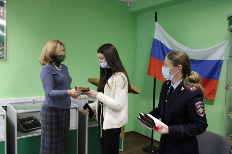 Полицейские вручили паспорта юным тагильчанам