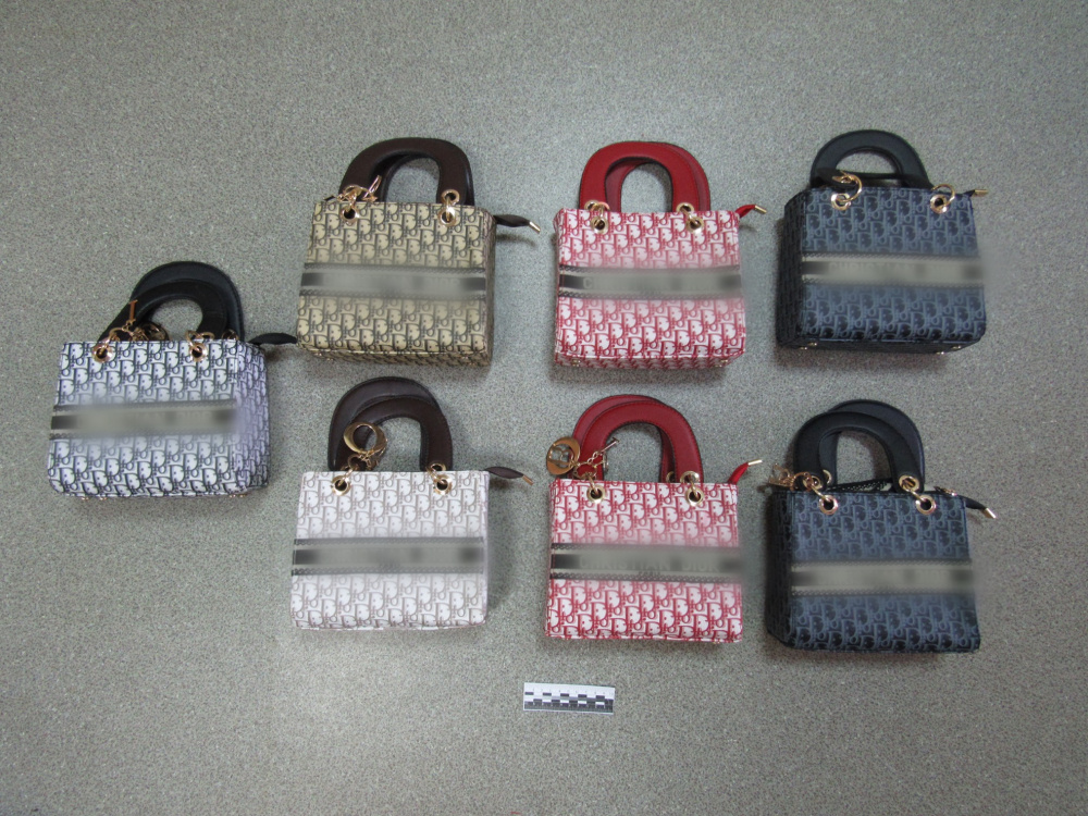 Пенсионерка хотела продать в Свердловской области люксовые сумки из Египта: ее досмотрели таможенники | Уральские таможенники обнаружили у пенсионерки контрафактные сумки