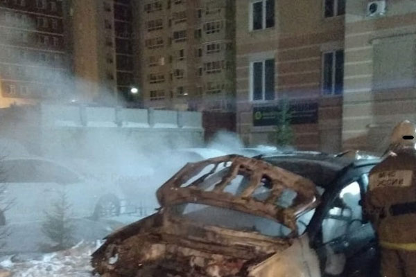 В Нижнем Тагиле сгорела китайская легковушка В Нижнем Тагиле сгорела китайская легковушка