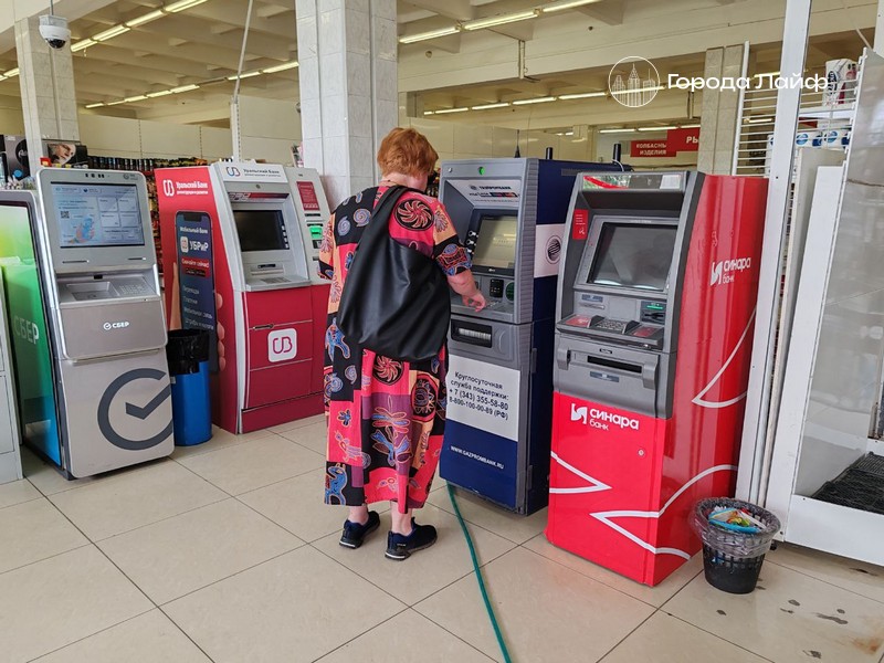 Банки могут ограничивать снятие наличных при подозрительных операциях | ЦБ потребовал от банков отслеживать подозрительные транзакции клиентов