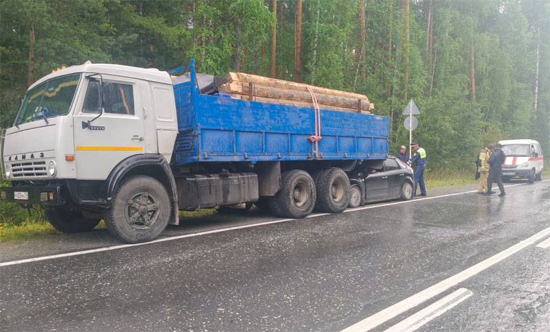 Смертельное ДТП на трассе «Серов – Североуральск – Ивдель»: погиб 62-летний водитель Ford | Смертельная авария под Североуральском: Ford врезался в КамАЗ