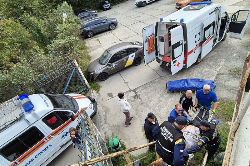 В Нижнем Тагиле спасатели на альпинистском снаряжении спасли охранника с инсультом | В Нижнем Тагиле спасатели помогли эвакуировать мужчину с инсультом