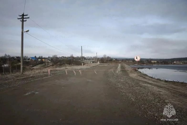 Режим ЧС ввели в посёлке Лая под Нижним Тагилом, где смыло мост — проезд там закрыт  | В посёлке Лая под Нижним Тагилом из-за обрушения плотины ввели режим ЧС