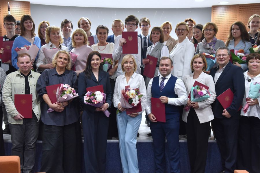 В Свердловской области наградили премией лучших учителей региона | Уральским учителям вручили премии за подготовку школьников к олимпиаде В Свердловской области наградили премией лучших учителей региона | Уральским учителям вручили премии за подготовку школьников к олимпиаде