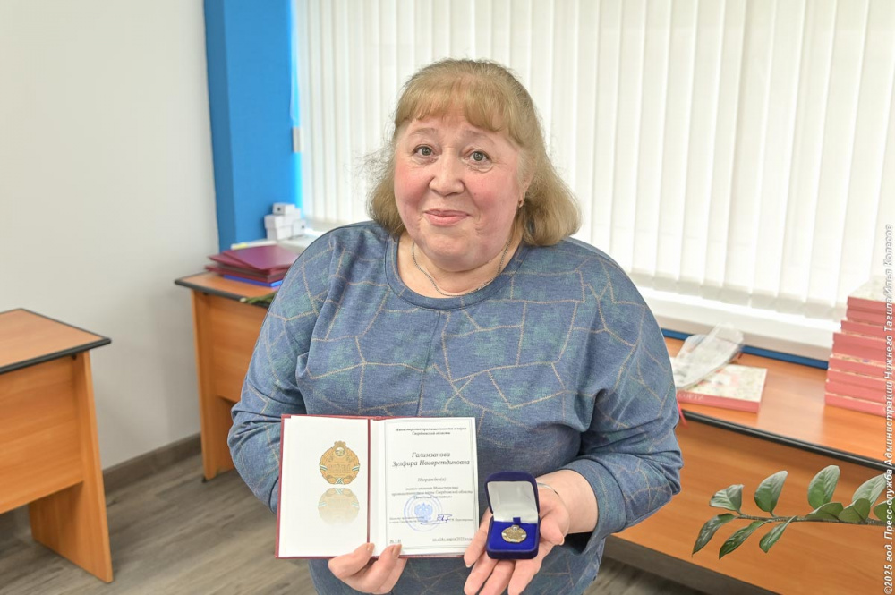 В Нижнем Тагиле работница «Уралхимпласта» была впервые удостоена областного знака отличия  | На уральском «Уралхимпласте» появился первый «Почетный наставник»