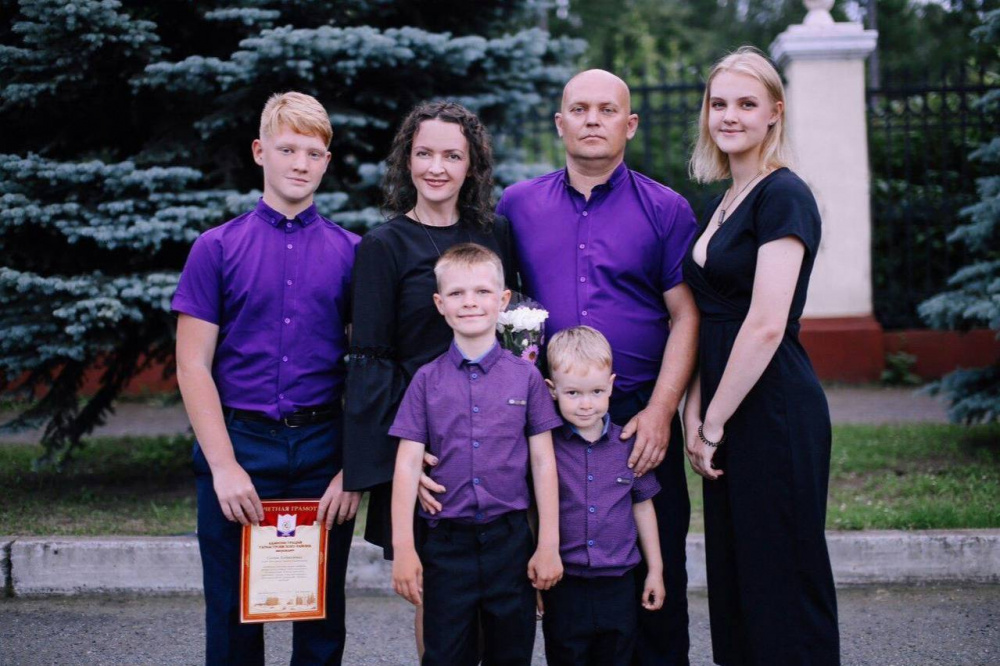 Тагильчане Артем и Алена Бабайловы были удостоены медали ордена «Родительская слава»  | На Урале многодетным семьям вручили медали ордена «Родительская слава»