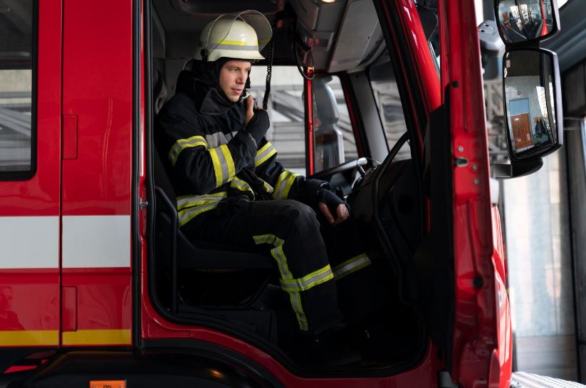 В Подмосковье после пожара в квартире обнаружены тела двух мужчин с ножевыми ранениями | После пожара в Дмитрове нашли два тела с ножевыми ранениями