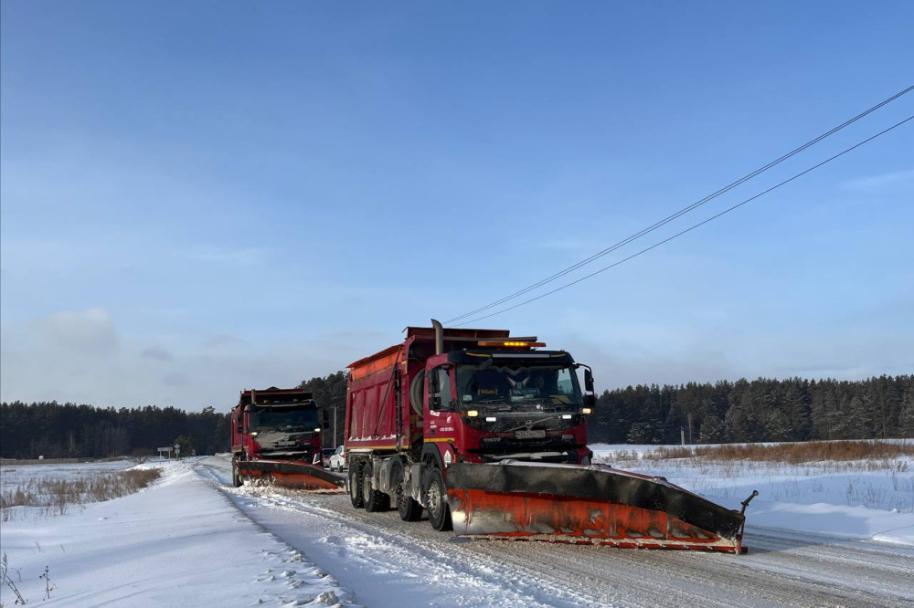 Снегопад на Урале: 341 машина убирает дороги, 8,2 тыс. тонн соли израсходовано | 341 единица техники убирает снег на трассах Свердловской области