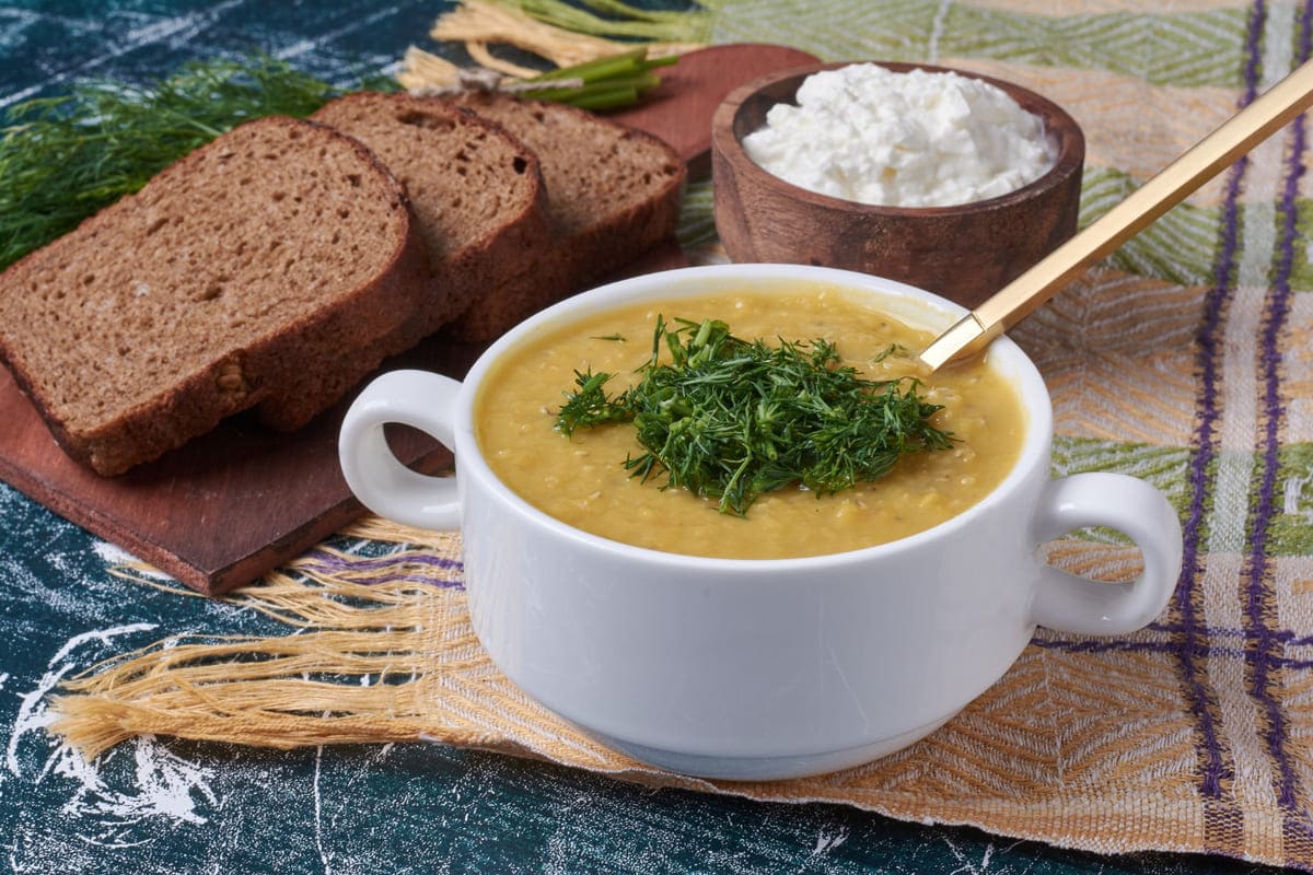 200 г гороха на 2,5 л бульона — и суп на несколько дней готов: всего экономное меню за 40 минут