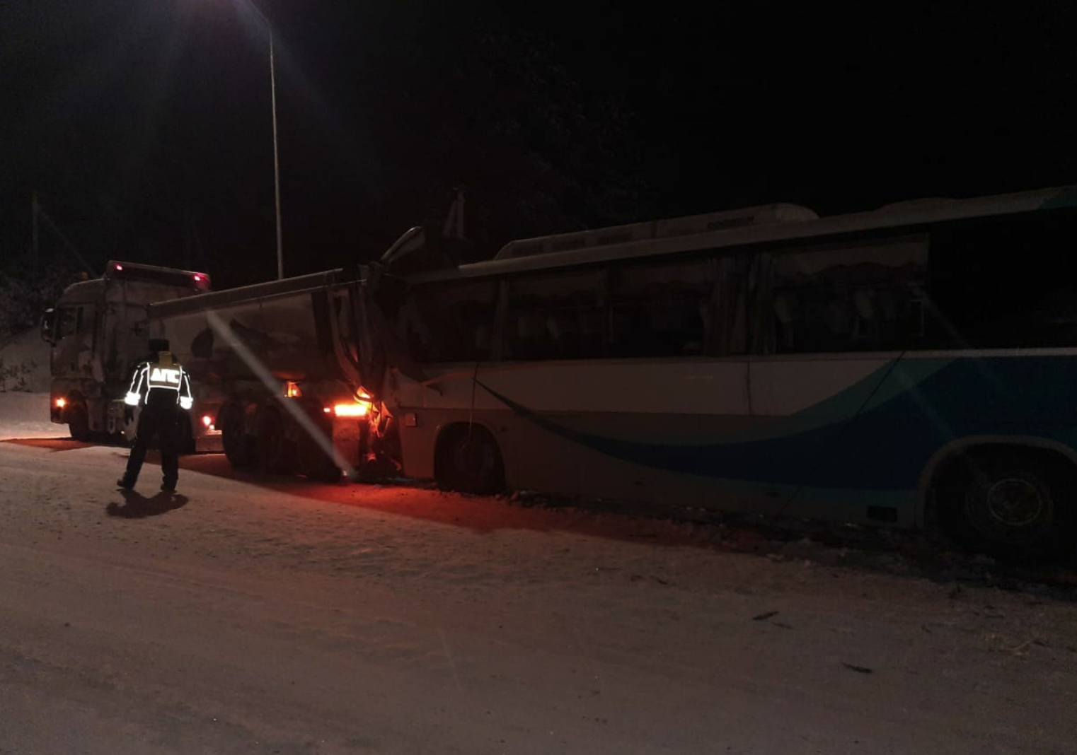 Смертельное ДТП на Урале: столкнулись автобус и грузовик Смертельное ДТП на Урале: столкнулись автобус и грузовик