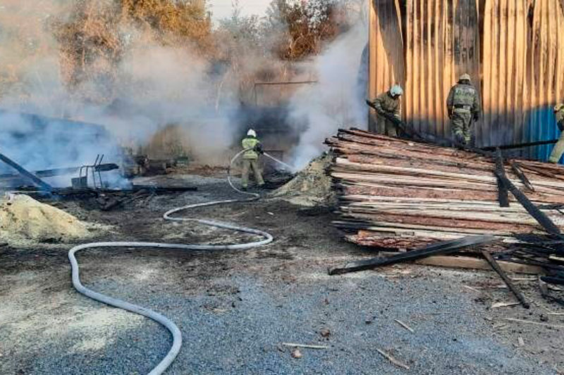В Нижнем Тагиле в пожаре сгорел "ВАЗ-2106" и повреждены пиломатериалы