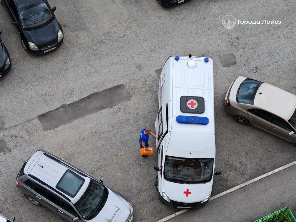48-летний водитель погиб за рулём внедорожника на улице Космонавтов в Нижнем Тагиле | На Урале водитель умер за рулём внедорожника после тренировки