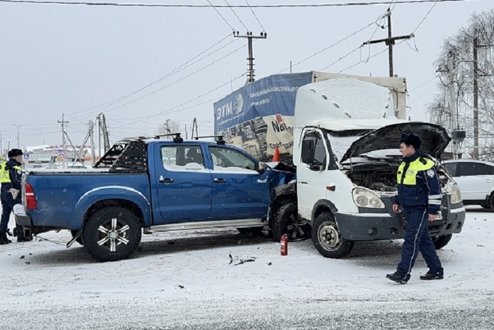 Грузовик не уступил дорогу: под Нижним Тагилом в ДТП пострадали дети | Под Нижним Тагилом в ДТП с грузовиком и пикапом пострадали трое детей