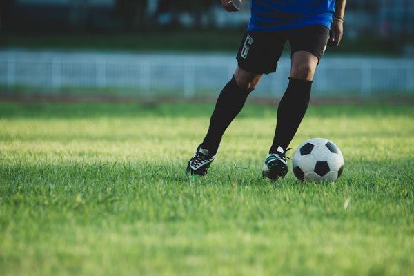 Трагедия на поле: футболист сборной Того может остаться парализованным после жёсткого столкновения в Китае | Футболист сборной Того сломал шею в матче китайской лиги