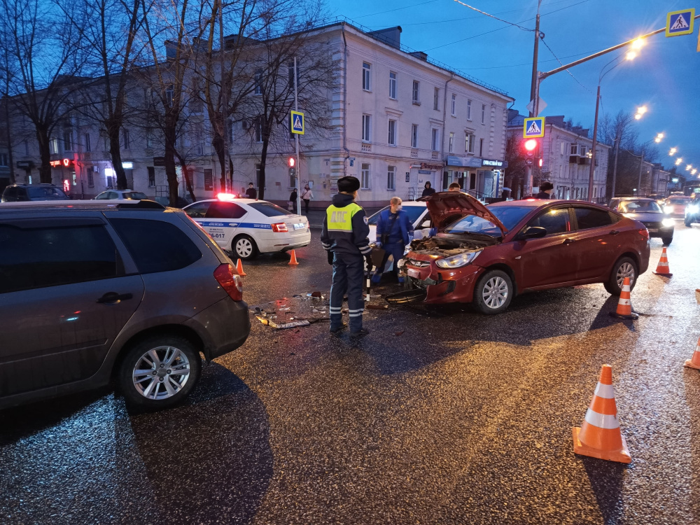 Ребенок пострадал в ДТП в Нижнем Тагиле: водитель проехал на желтый сигнал светофора | В Нижнем Тагиле ребенок пострадал в ДТП из-за проезда на запрещающий сигнал светофора